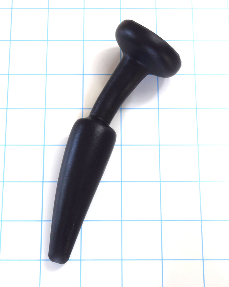 SPD1.1 medium retention style silicone nozzle with 3.5-inch tapered tip, 1.15-inch maximum diameter, and safety retaining flange on a blue grid background.
