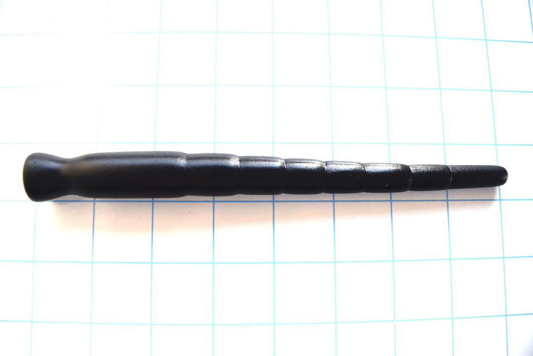 SSND-MD 10-18 multi-diameter black silicone urethral stretching sound displayed horizontally on a grid background, highlighting its 8.5mm tapering tip, 8 progressive sizing segments scaling up to 18mm, and 13.5mm deep retaining valley before the safety base flange.