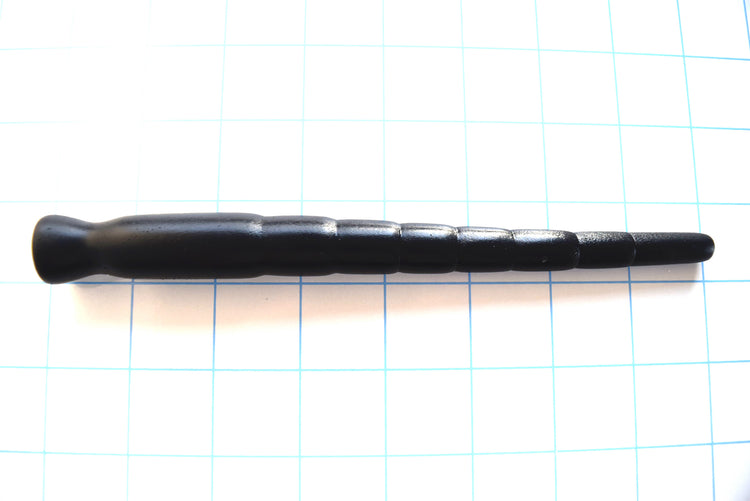 SSND-MD 10-18 multi-diameter black silicone urethral stretching sound displayed horizontally on a grid background, highlighting its 8.5mm tapering tip, 8 progressive sizing segments scaling up to 18mm, and 13.5mm deep retaining valley before the safety base flange.