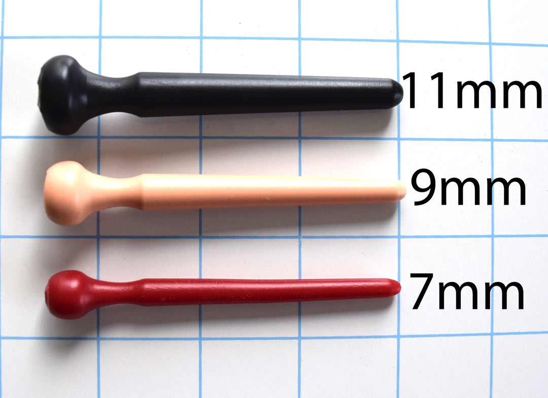 SSND-SHRTCATH 3.5 simple design urethral sound with a smooth, gradually tapered shaft, a rounded tip, a distinct retention valley, and a safety flange, shown resting on a subtle grid background.
